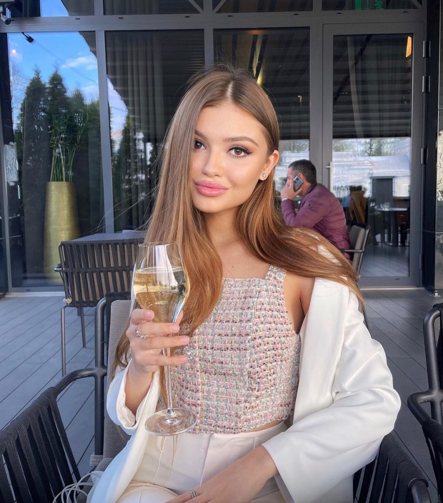 Элитная эскортница Зоя в Мск